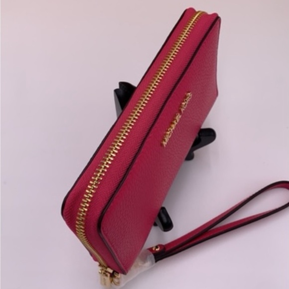 MICHAEL KORS LARGE FLAT
MULTIFUNCTIONAL PHONE CASE
ELECTRIC PINK COLOR - Picture 7 of 9